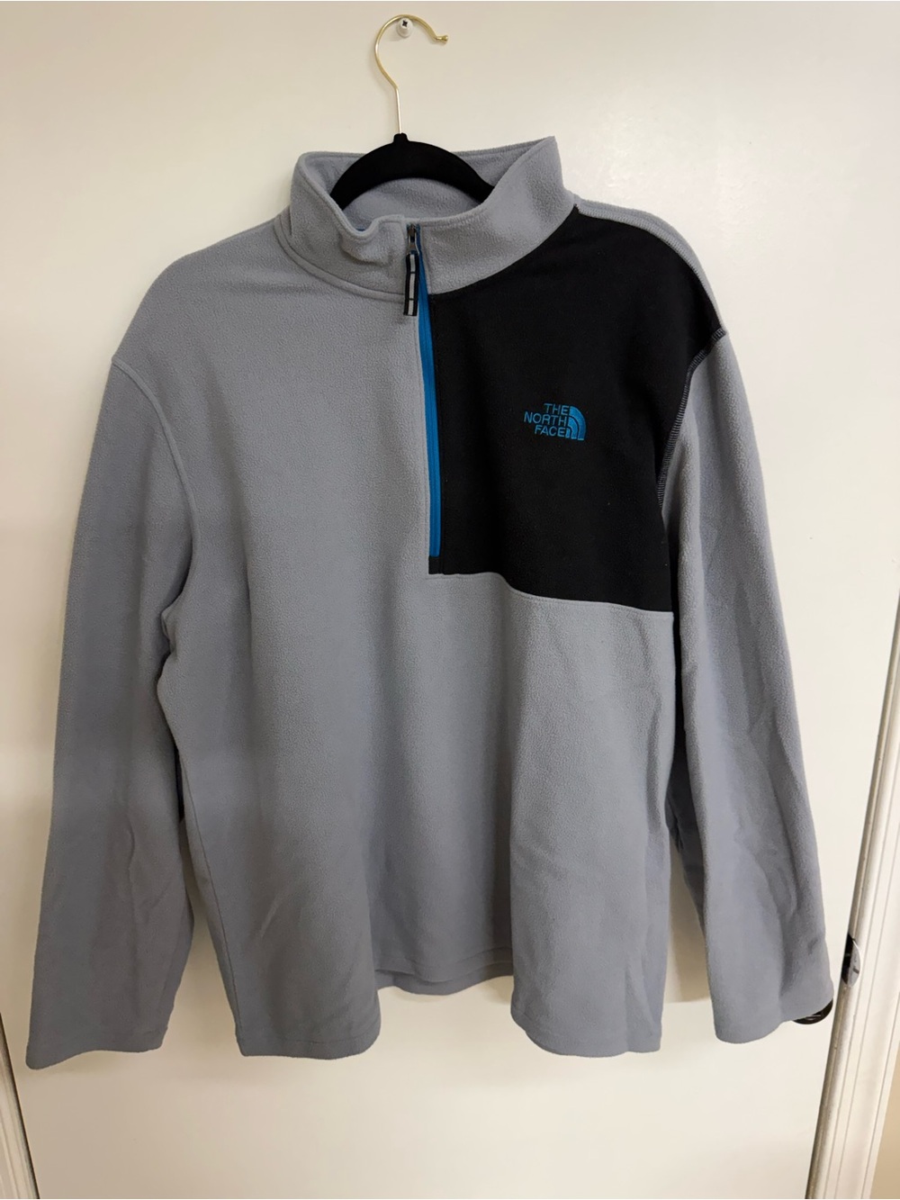 The North Face Men's Light Gray and Black Half-Zip Fleece with Blue Accents
